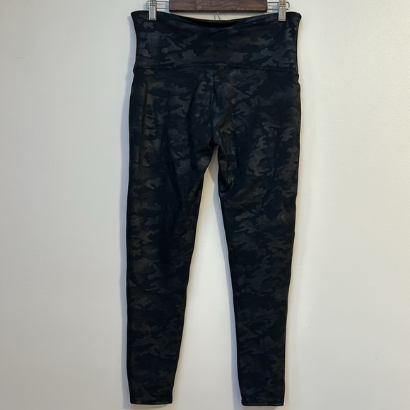 SPANX Faux Leatherer Camo Leggings Black Size 1X - Picture 3 of 4
